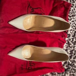 LOUBOUTIN WHITE PATENT LEATHER PUMPS USED. US SIZE 8 EURO SIZE 38